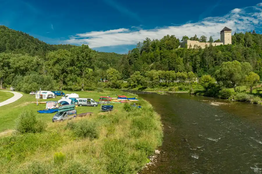 Splyw kajakowy Popradem Muszyna zamek w tle